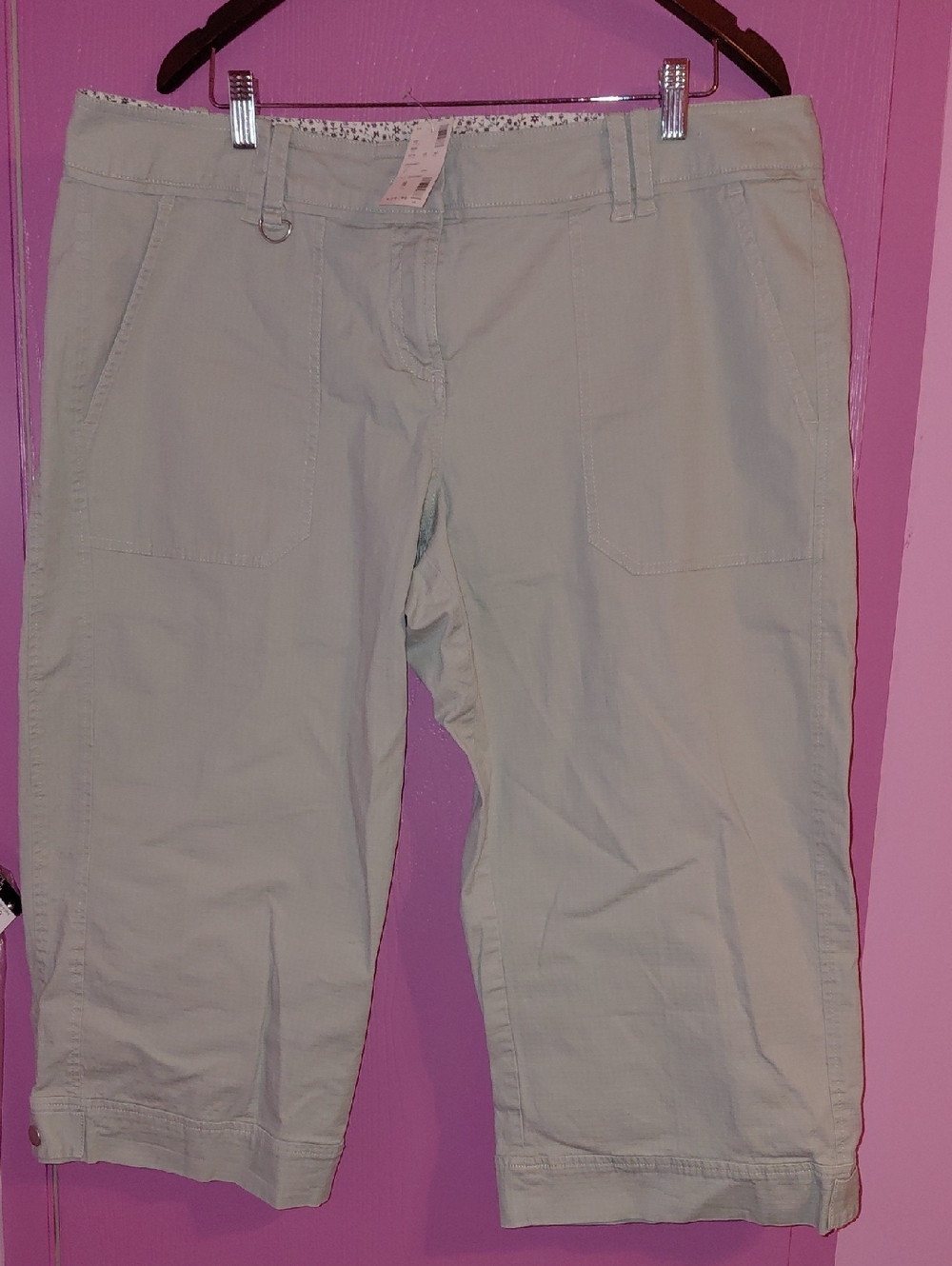 Avenue Light Sage Green Capris - Casual Pull-On Crop Pants